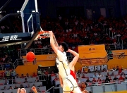 开云体育-76人鏖战湖人，张镇麟点燃赛场