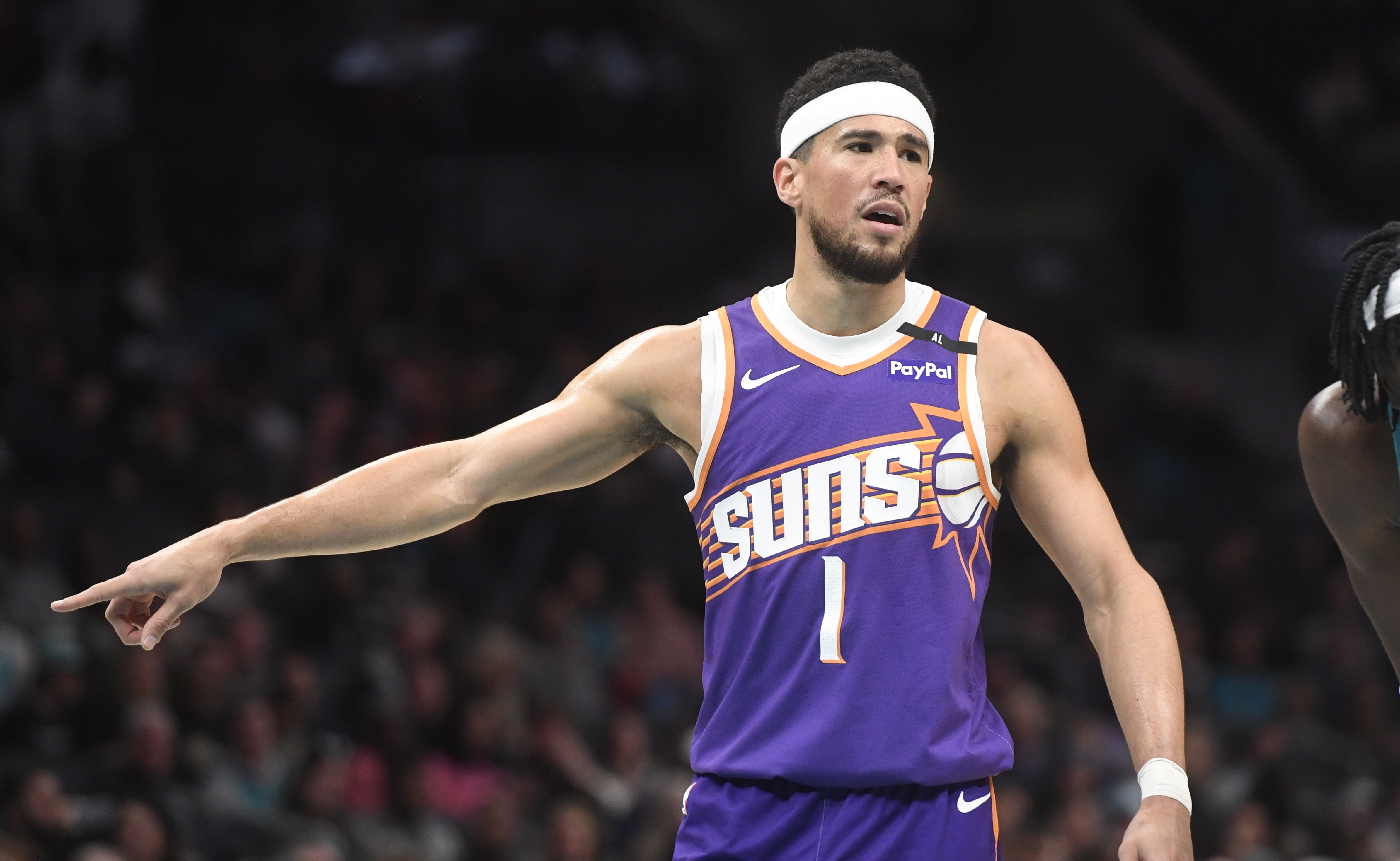 包含篮网B队强势马刺，布克爆发神勇的词条