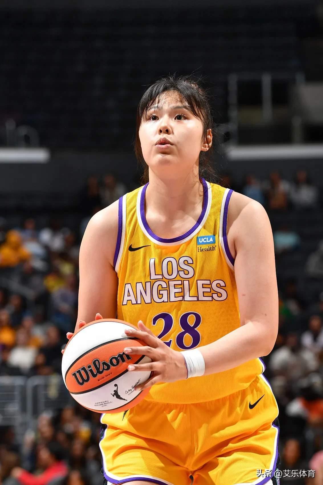 包含无人能及的篮球运动员，飒爽英姿惊艳球迷的词条