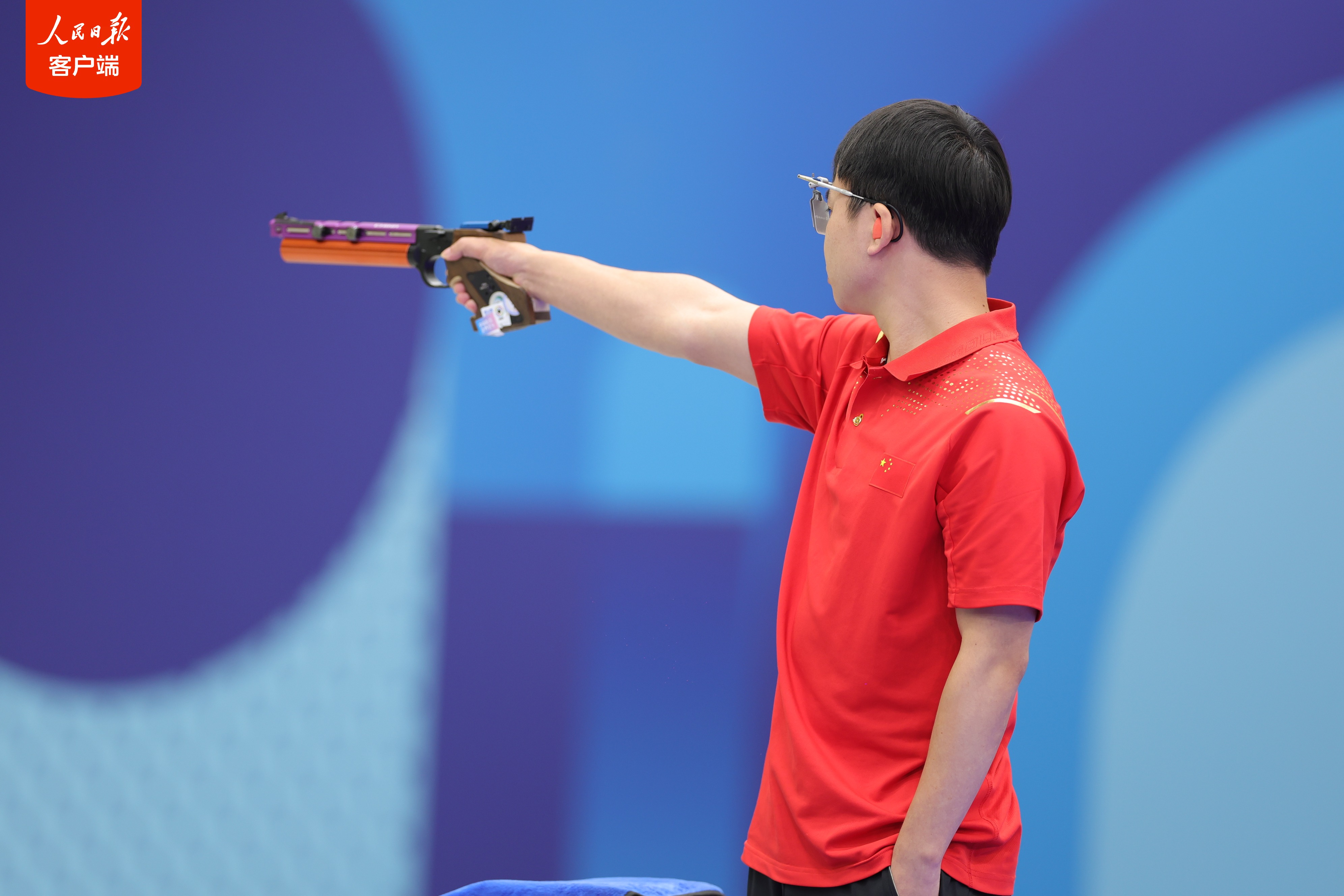 射击选手冷静应对,夺得金牌 射击选手冷静应对,夺得金牌