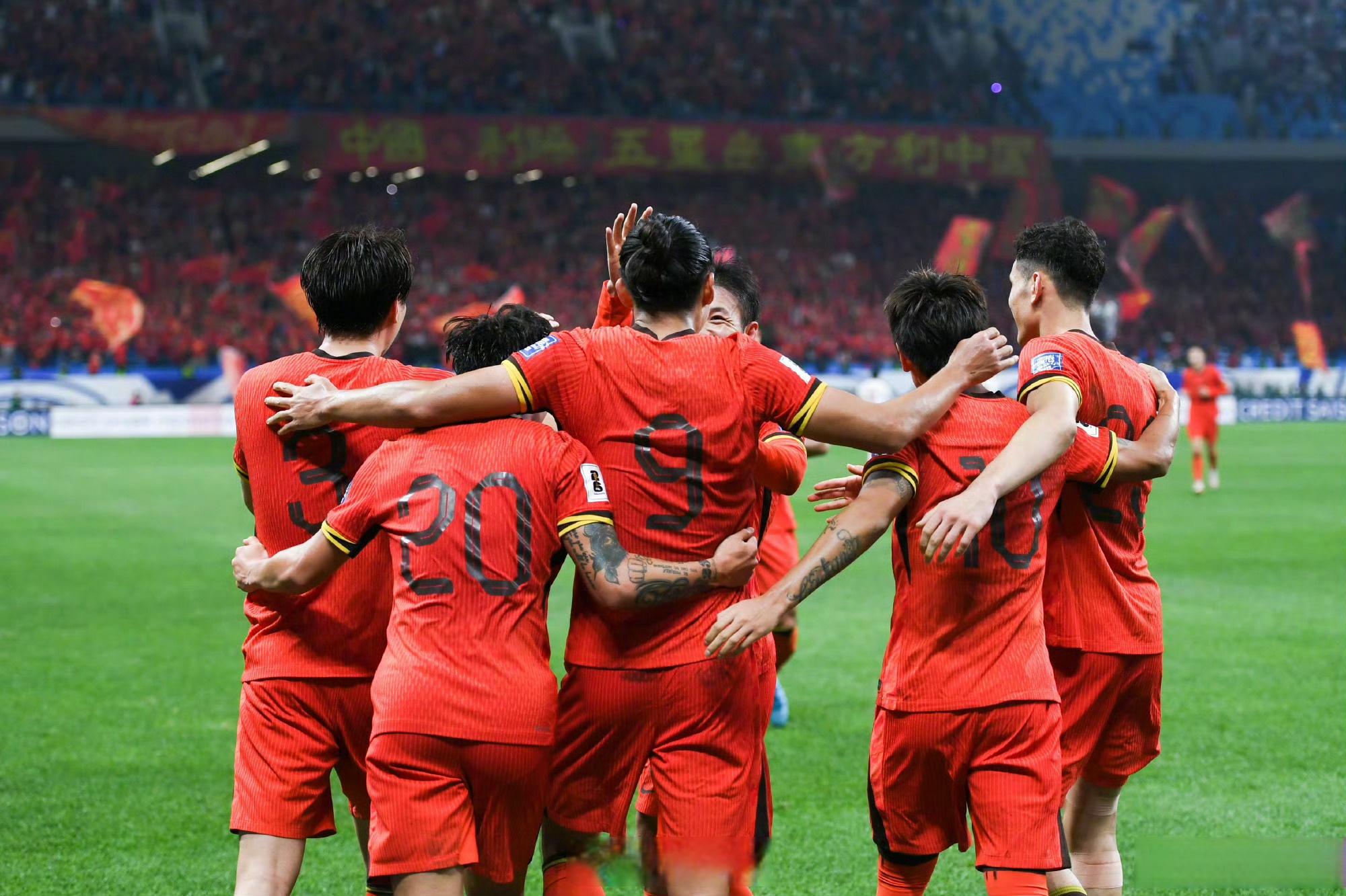 本轮国内足球联赛上演惊心动魄比赛 本轮国内足球联赛上演惊心动魄比赛