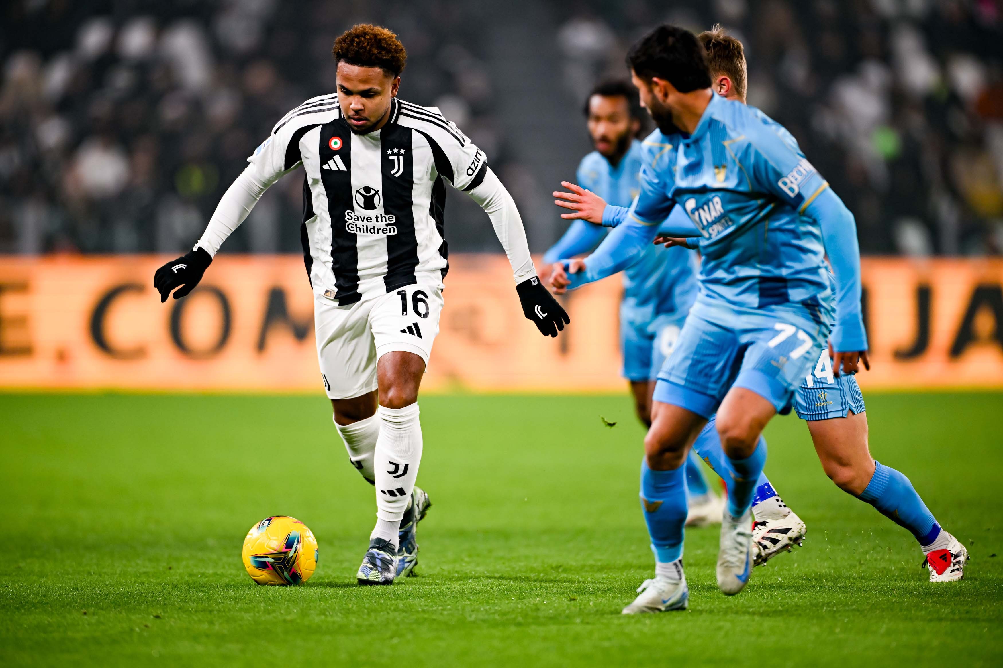 包含热刺主场踢平，战绩持续起伏的词条