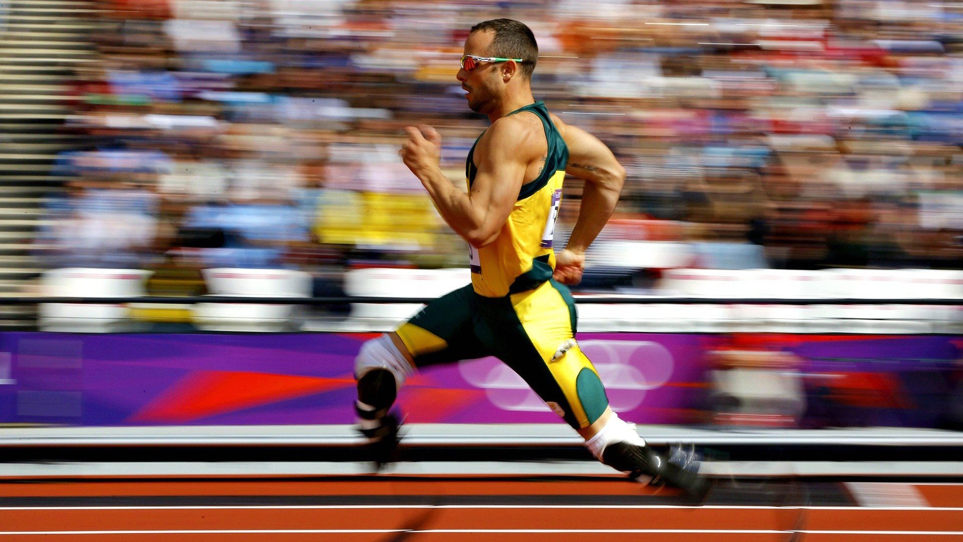 赛道与球场，当F1新赛季之夜遇见詹姆斯的统治力