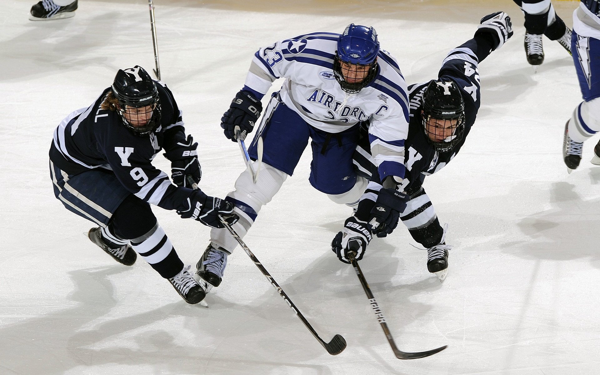 拉文式暴扣点燃五棵松，北京队攻防一体横扫吉林